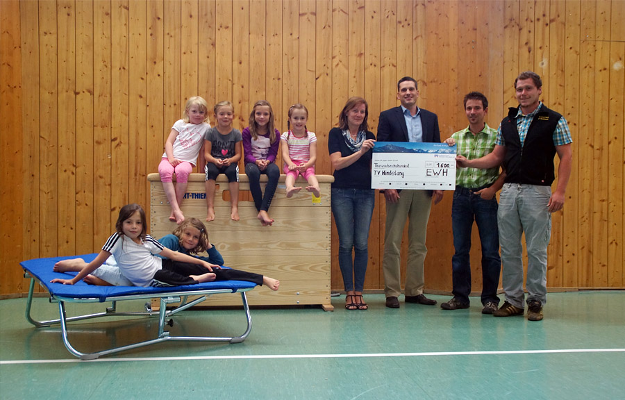 Spende von 1.600 € an den Turnverein Bad Hindelang für die Beschaffung eines Trampolins und Kastens (August 2015)